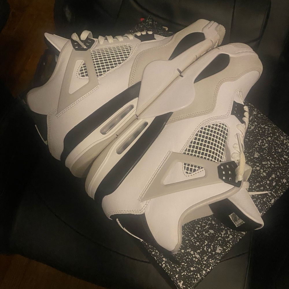 Jordan 4 “Military Black”